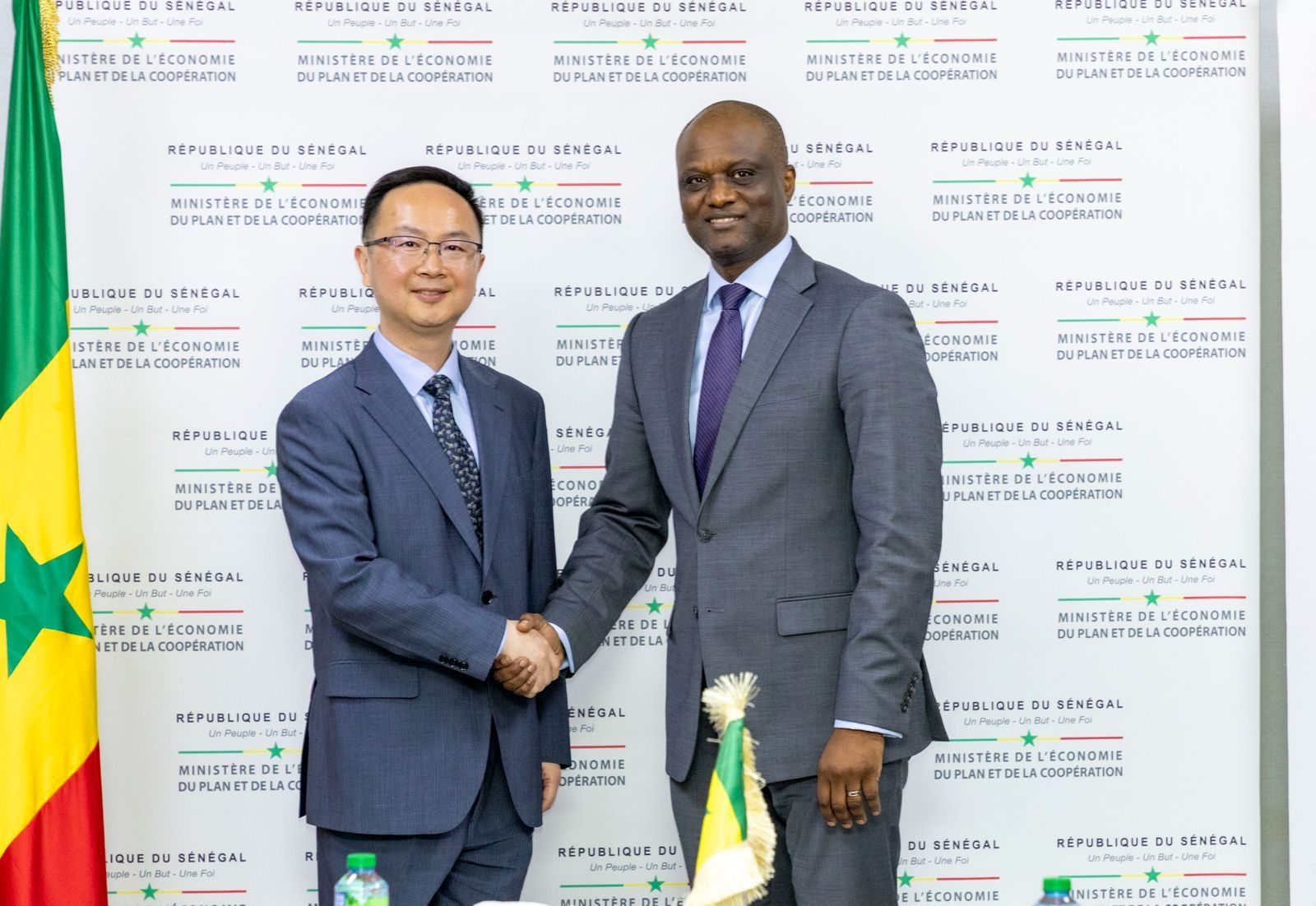 M. Abdourahmane Sarr et le Vice-Président M. Xueqing Kong